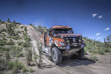 Pech kost Van den Brink en zijn truck bijna de kop in Dakar Rally