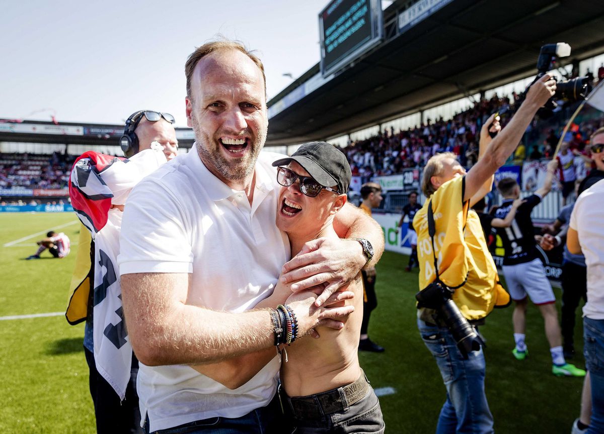 Emmen-trainer Lukkien schrijft geschiedenis: 'We zijn er gewoon!'