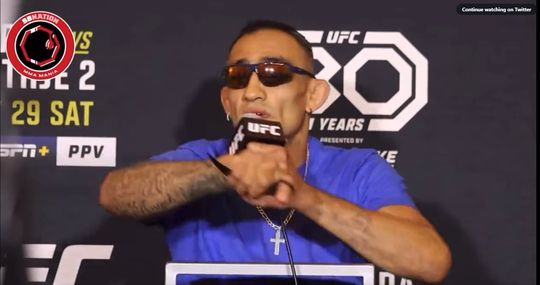 🎥 | UFC-vechter laat aanwezige media flink schrikken en trekt mes tijdens persconferentie