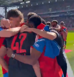 🎥 | JAAAH! Social media-gast van Bayern München gaat HE-LE-MAAL los bij goal