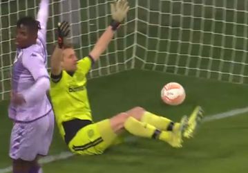 🎥 | Leverkusen-goalie Lukas Hradecky blundert met vreemd eigen doelpunt