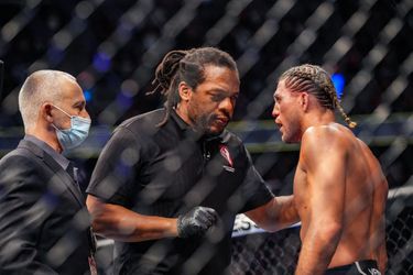 🎥 | UFC-baas haalt uit naar arbiter: 'Hij moet stoppen met mensen aanraken tot gevecht over is'
