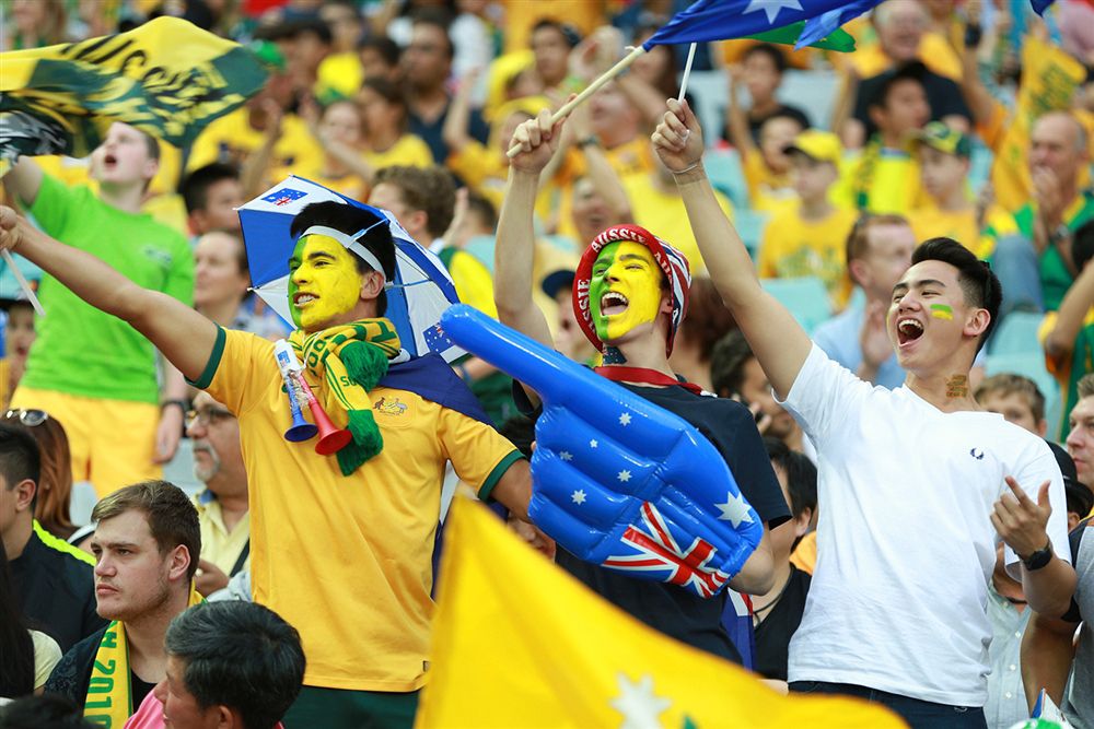 Haha! Australische voetbalfans zuipen letterlijk al het bier op in Kazan