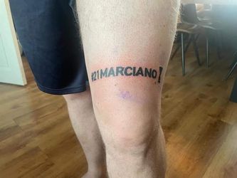 📸 | Verloren weddenschap levert Feyenoord-fan tattoo op van keepersnaam met Conference League-beker