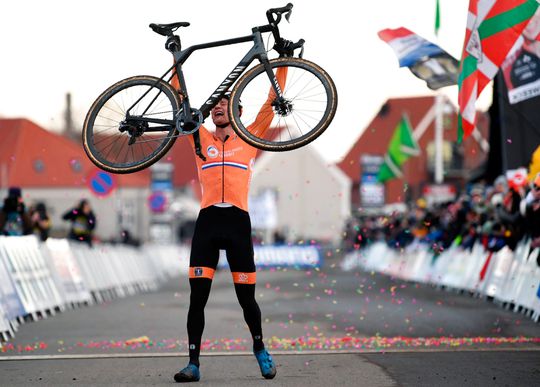 Van der Poel krijgt na wereldtitel gave crossfiets cadeau van sponsors (video)