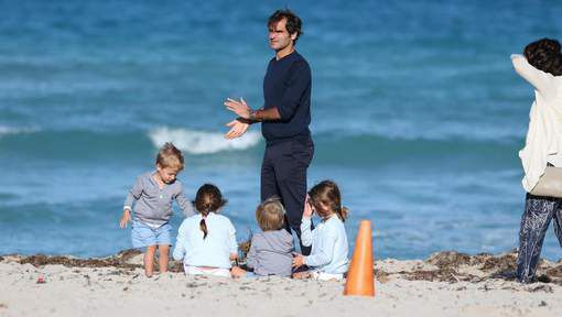 Federer geniet met zijn tweelingen op strand van Miami