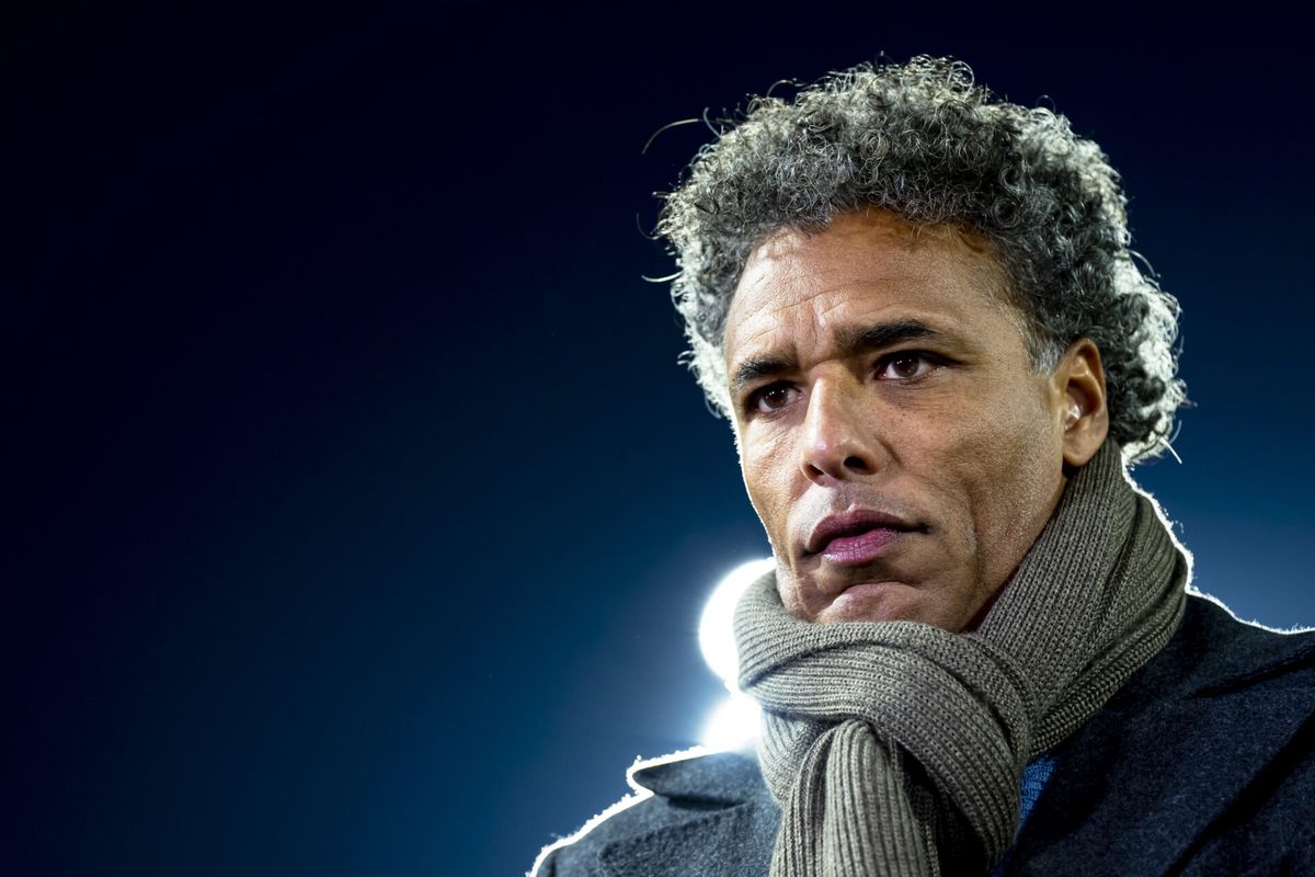 📸 | Pierre van Hooijdonk exposet racist die met hem op de foto ging: 'Lafaard'