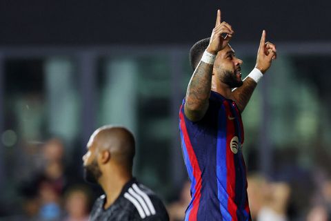 'Memphis Depay in de kleedkamer: 'Al komen er nog 6 aanvallers, ik blijf bij Barcelona'