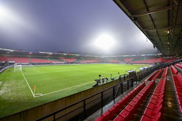 📸 | Vitesse-fans glippen stadion NEC binnen, hangen sfeervak vol meuk en jatten middenstip