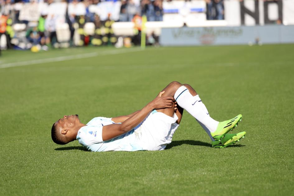 Denzel Dumfries haalt opgelucht adem! 'Lichte knieblessure, KNVB test ...