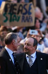 Benitez blijft Newcastle trouw na mooie smeekbede van fans (video)