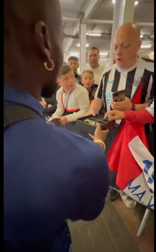 🎥​ | Pak aan! Newcastle-speler Allan Saint-Maximin geeft Rolex aan fan