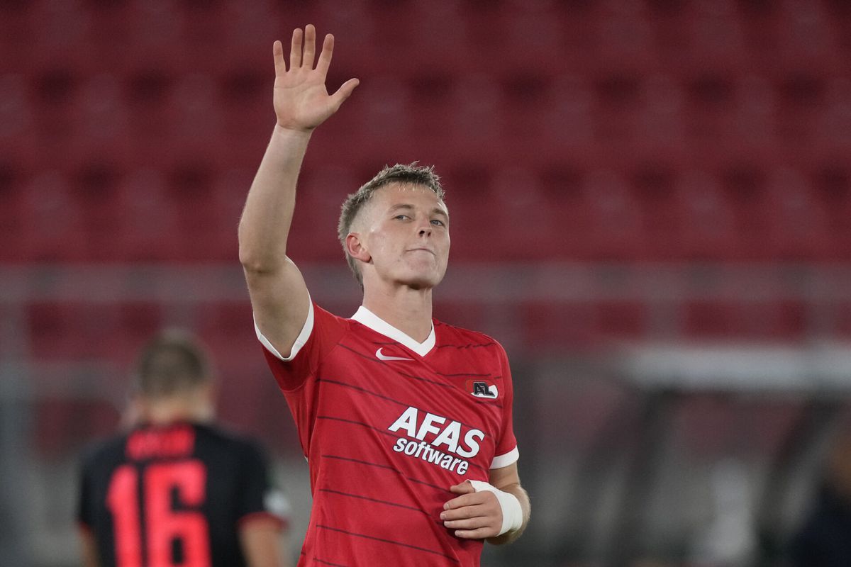'AZ laat Albert Gudmundsson op slotdag voor 1,5 miljoen vertrekken naar Genoa'