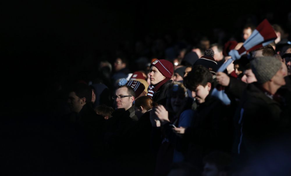 Fan vliegt 17.000 kilometer en ziet Aston Villa met 6-0 afgaan