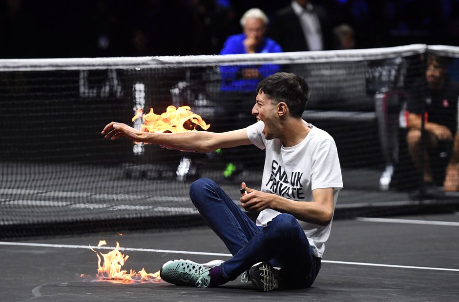 🎥​ | Brand! Klimaatactivist zet zijn hand in de hens bij Laver Cup in Londen