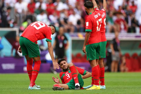 Noussair Mazraoui op brancard van het veld bij Marokko-Kroatië