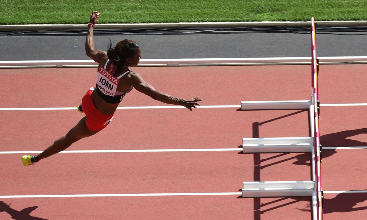 Atlete Deborah John houdt niets over aan bizarre valpartij 100m horden (foto's)