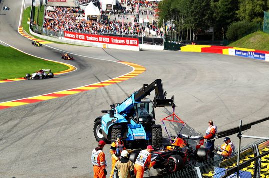 Max Verstappen valt al na de eerste bocht uit na botsing met Raikkonen (video)