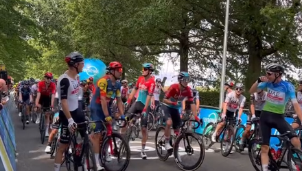 🎥 | Peloton in Renewi Tour staakt tijdens slotetappe tegen gevaarlijk parcours