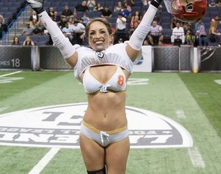BKFC-vechtster die borsten toonde speelde eerder in Lingerie Football League