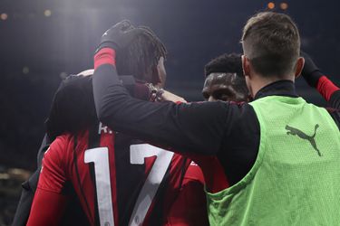 🎥 | Penalty, rode kaart voor Karsdorp en 4 doelpunten: AC Milan wint van AS Roma