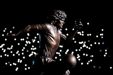 🎥 | Zo ziet het standbeeld van Napoli voor Maradona eruit