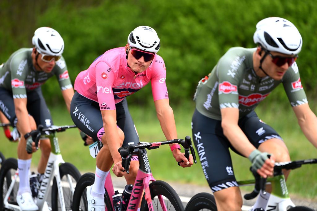 Luxe voor Nederland op 1e rustdag Giro d'Italia: roze trui, 4 landgenoten in top 10, 7 bij beste 30
