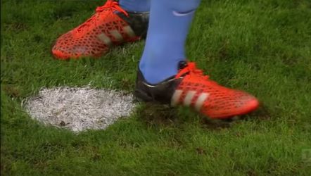 Keeper vertrapt penaltystip, speler glijdt uit en mist (video)