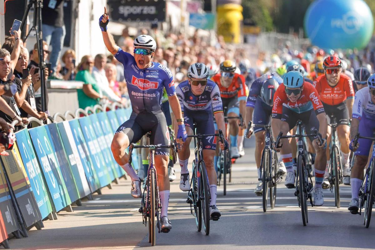 Jasper Philipsen wint wéér een massasprint: ditmaal in de Renewi Tour