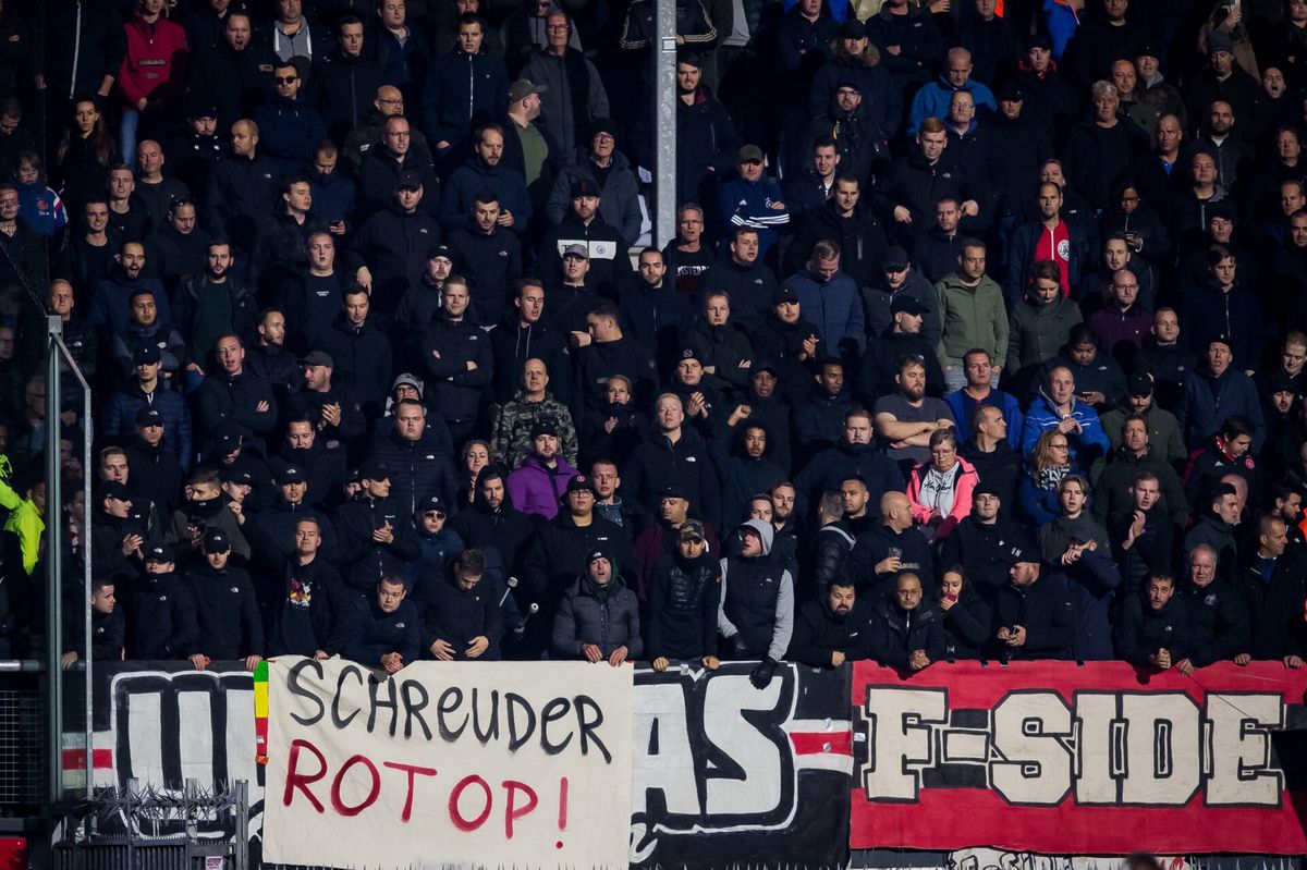 Ajaxsupporters roepen iedereen op om zakdoekjes mee te nemen: 'Ajax heeft last van zware griep'