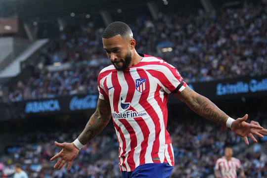 Memphis Depay frommelt tiental van Atlético met z'n eerste goal naar moeizame zege