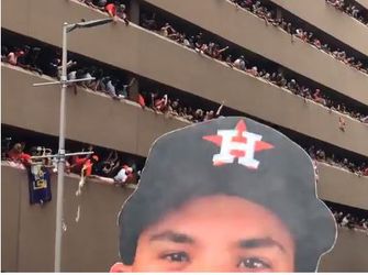 Geweldig teamwork van Astros-fans brengt petje weer terug bij eigenaar (video)