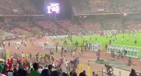 🎥 | Nigeria niet naar WK, supporters woest: massale rellen in het stadion