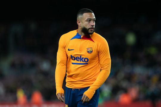 Weer tegenslag Memphis Depay: hamstringblessure houdt aanvaller langs de kant bij Barça