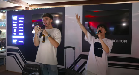 😂 | AlphaTauri-racers Gasly en Tsunoda sluiten F1-jaar af met dolle karaoke-sessie
