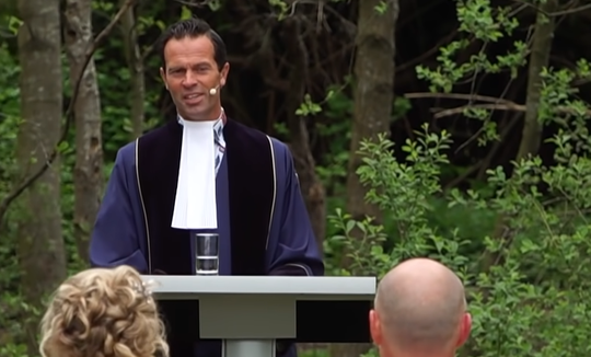 🎥​ | Voelt scheidsrechter Bas Nijhuis de geest van de bruiloft aan als trouwambtenaar?