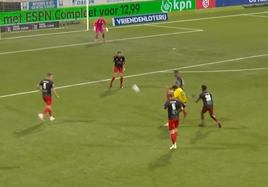 🎥 | Prachtig! Fortuna-spits Mouhamed Belkheir poeiert zwabberbal in de netten
