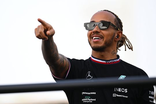 Geniale oplossing Lewis Hamilton voor vele lege plekken in Bahrein: 'Laat ze gratis binnen'