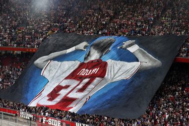 📸 | Ajax heeft eindelijk plekje voor kleedkamermeubel Appie Nouri: 'Voor iedereen toegankelijk'