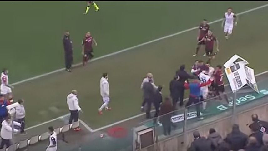 Pleuris breekt uit na doelpunt in Serie B: vier man eraf met rood (video)