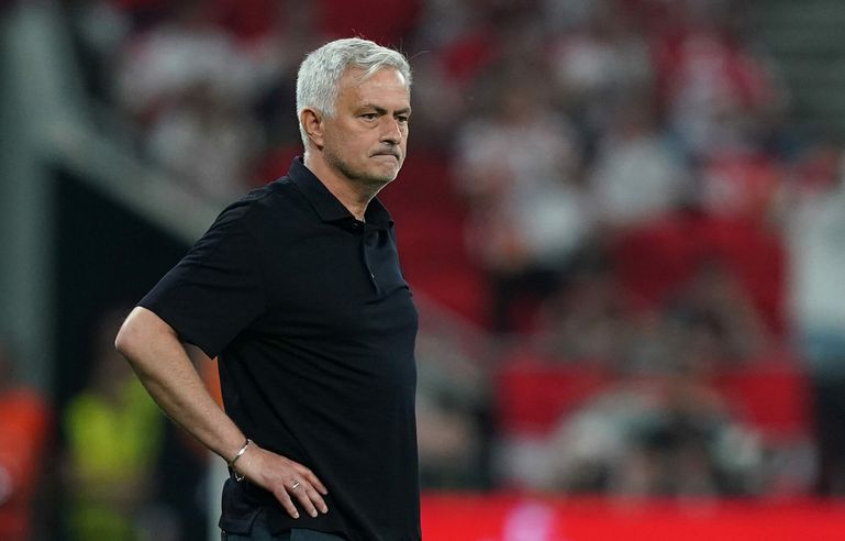 AS Roma-coach José Mourinho ook in Italië geschorst na beledigen van 'slechtste scheidsrechter ooit'