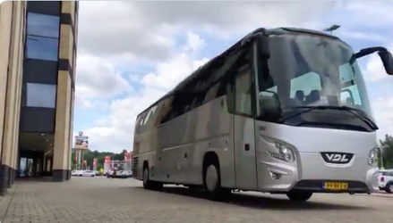 Roda JC uitgelachen om suffe spelersbus (video)