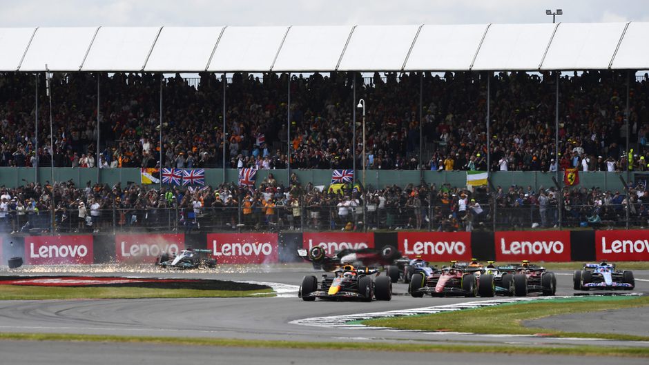 Rode vlag! Enorme crash op Silverstone: Guanyu Zhou vloog over de bandenstapel heen