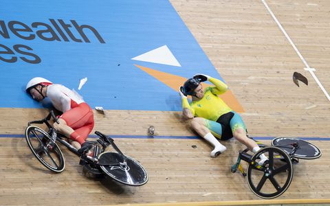 Bewusteloze baanwielrenner heeft alleen een gebroken sleutelbeen na harde crash