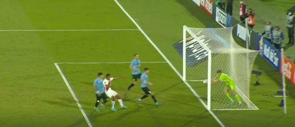 🎥 | Loopt Uruguay-doelman Sergio Rochet hier de bal achter zijn lijn?