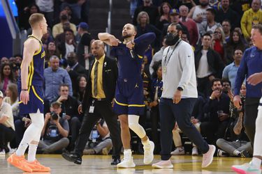 🎥 | Hardleerse NBA-ster Steph Curry pleurt bitje boos weg en wordt wéér weggestuurd