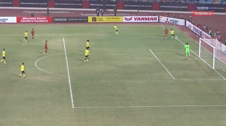 🎥 | Maleisiër veroorzaakt maffe penalty buiten het veld: rode prent na natrappen
