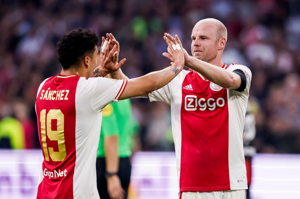 Ajax begint met Davy Klaassen en Jorge Sánchez aan uitwedstrijd tegen Napoli