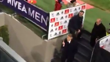 Woeste Inter-trainer Mancini steekt middelvinger op en beledigt verslaggeefster (video)