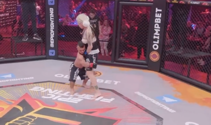 🎥​ | Weer enorme freakshow bij Russische MMA-bond: dwerg tegen grote blonde vrouw